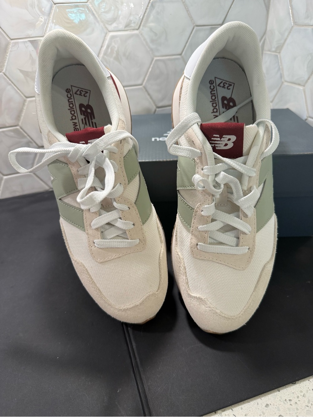 New Balance Woman’s 237 Sneakers Sage Green White & Maroon Sz 9.5 NEW Box - Picture 3 of 12